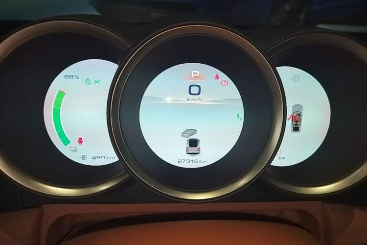 Used ORA Lightning Cat 2022 555 km Luxury Edition Instrument Cluster