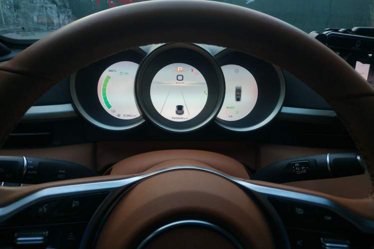 Used ORA Lightning Cat 2022 555 km Luxury Edition Instrument Cluster