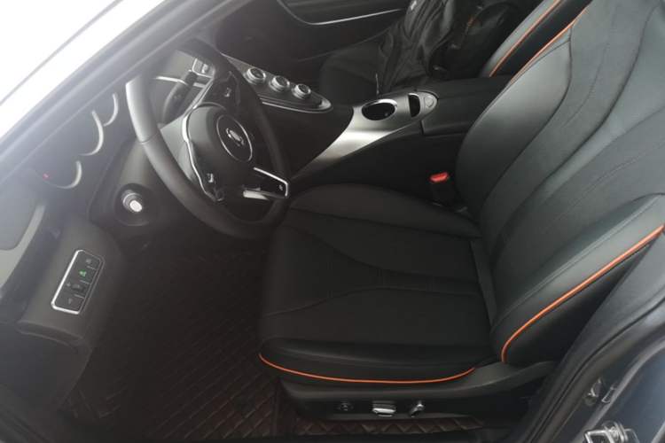 Used ORA Lightning Cat 2022 600 km All-Wheel Drive High-Performance Version Left Front Seat