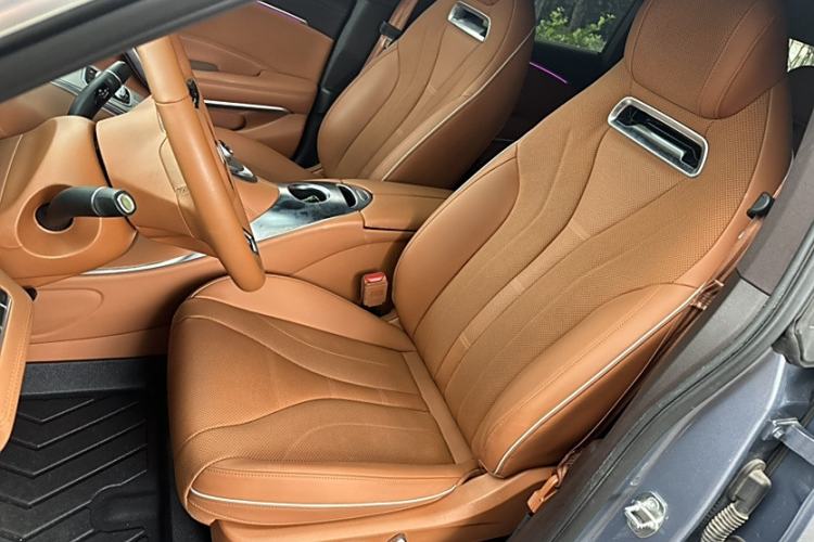 Used ORA Lightning Cat 2022 555 km Luxury Edition Left Front Seat