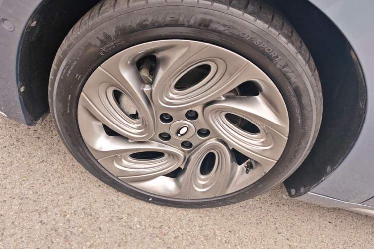 Used ORA Lightning Cat 2022 555 km Luxury Edition Left Front Wheel Hub
