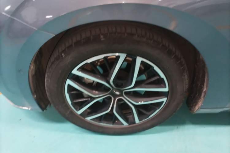 Used ORA Lightning Cat 2022 555 km Luxury Edition Left Front Wheel Hub