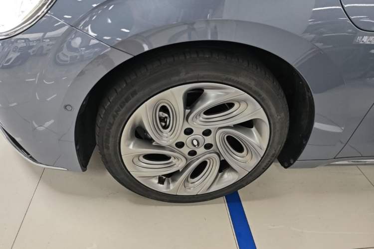 Used ORA Lightning Cat 2022 555 km Luxury Edition Left Front Wheel Hub