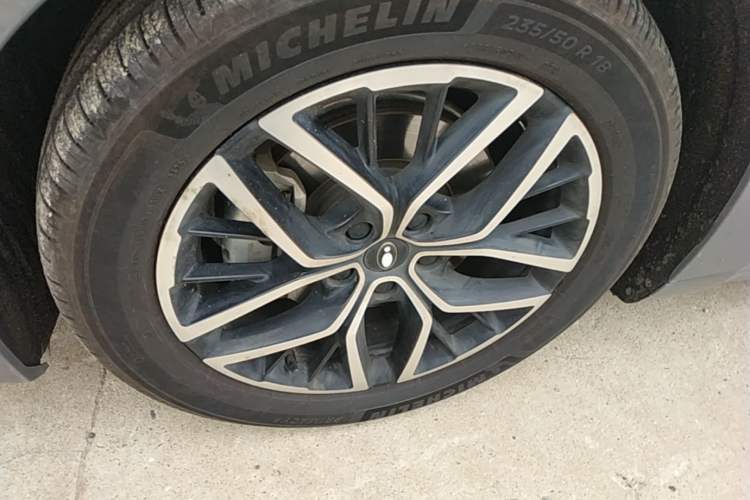 Used ORA Lightning Cat 2022 555 km Luxury Edition Left Front Wheel Hub