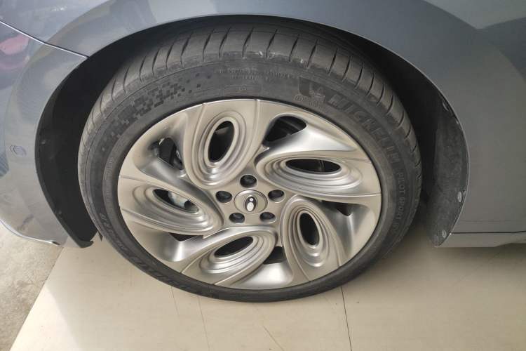 Used ORA Lightning Cat 2022 555 km Luxury Edition Left Front Wheel Hub