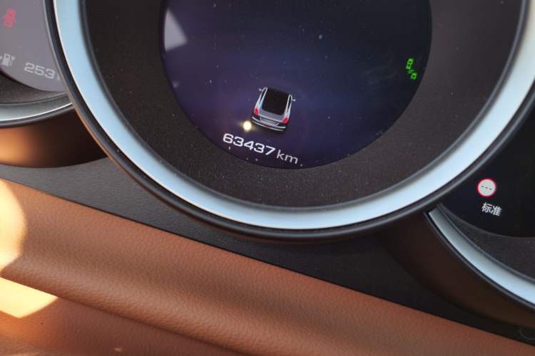 Used ORA Lightning Cat 2022 555 km Luxury Edition Odometer Close Up