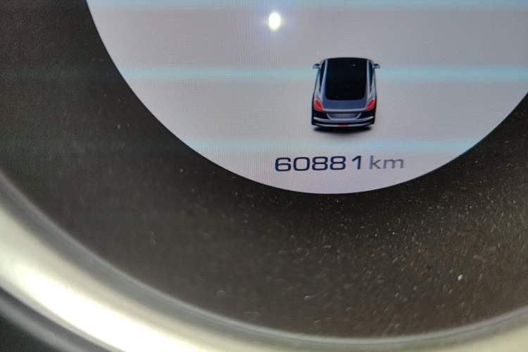 Used ORA Lightning Cat 2022 555 km Luxury Edition Odometer Close Up