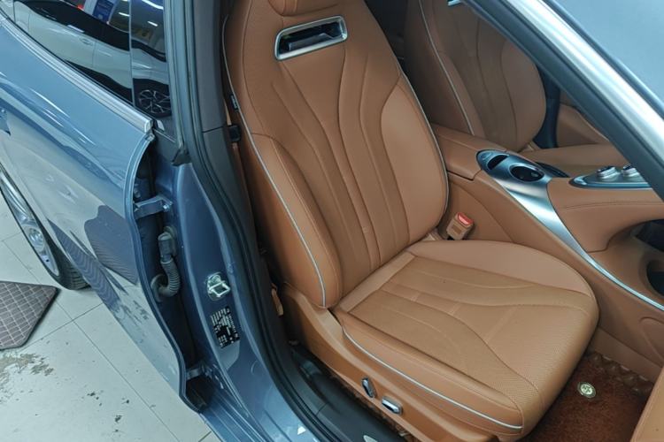 Used ORA Lightning Cat 2022 555 km Luxury Edition Right Front Seat