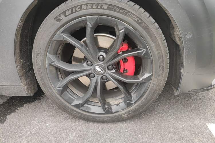 Used ORA Lightning Cat 2022 555 km Luxury Edition Right Front Wheel Hub