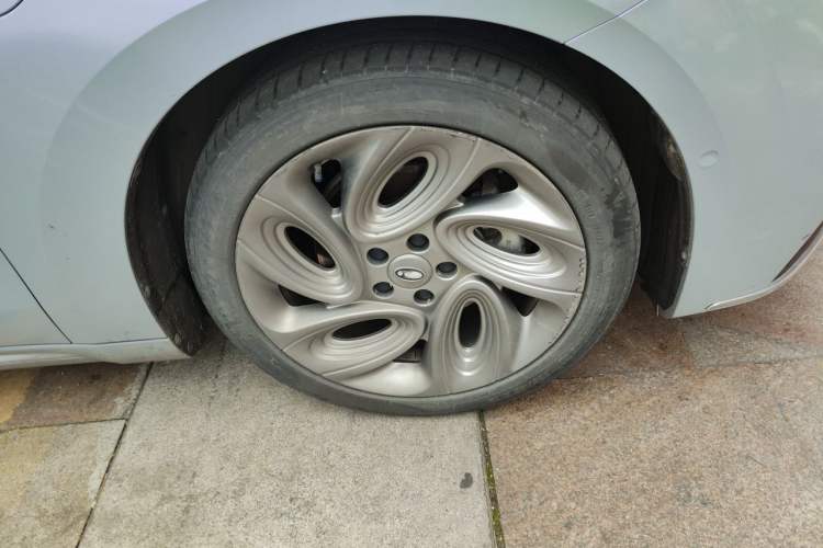 Used ORA Lightning Cat 2022 555 km Luxury Edition Right Front Wheel Hub