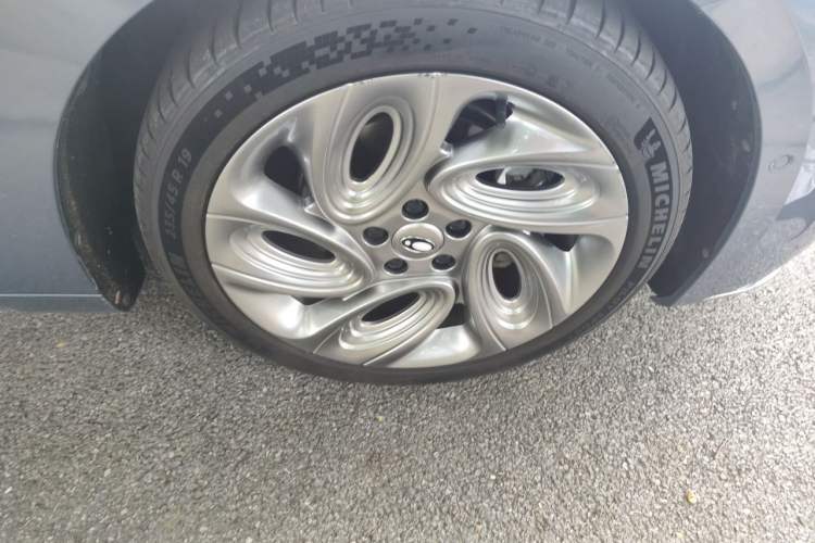 Used ORA Lightning Cat 2022 555 km Luxury Edition Right Front Wheel Hub