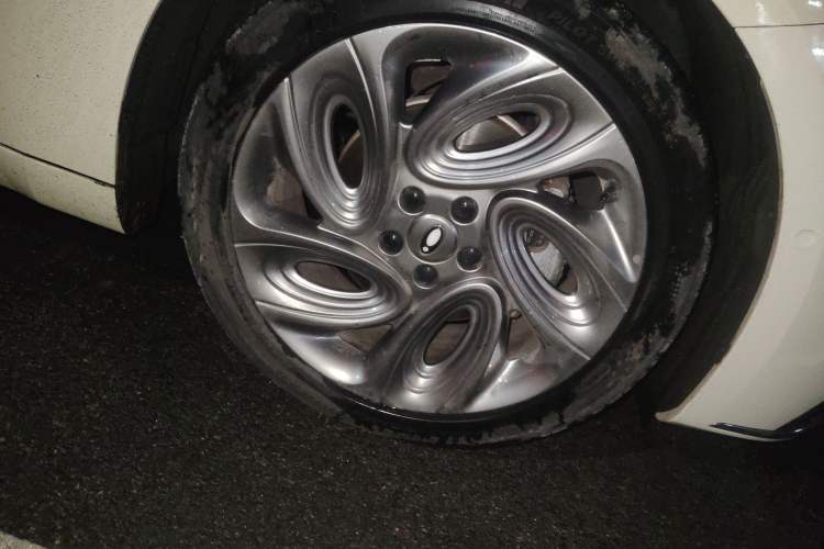 Used ORA Lightning Cat 2022 555 km Luxury Edition Right Front Wheel Hub