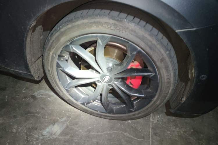 Used ORA Lightning Cat 2022 555 km Luxury Edition Right Front Wheel Hub