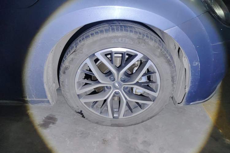 Used ORA Lightning Cat 2022 555 km Luxury Edition Right Front Wheel Hub
