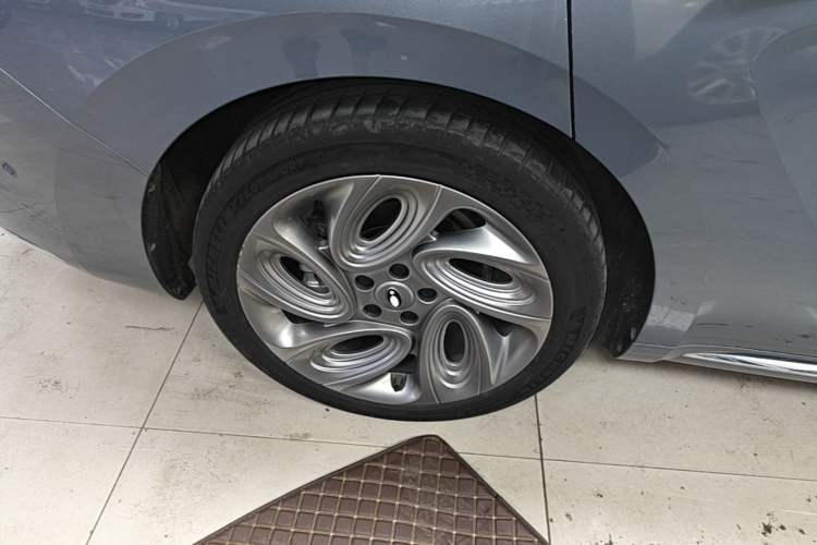 Used ORA Lightning Cat 2022 555 km Luxury Edition Right Rear Wheel Hub