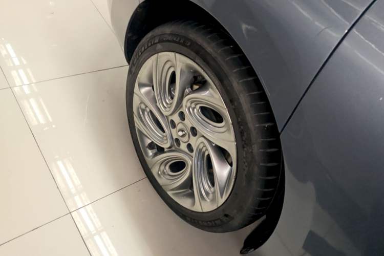 Used ORA Lightning Cat 2022 555 km Luxury Edition Right Rear Wheel Hub