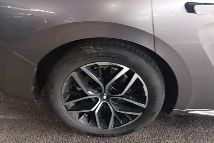 Used ORA Lightning Cat 2022 555 km Luxury Edition Right Rear Wheel Hub