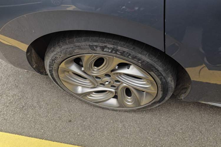 Used ORA Lightning Cat 2022 555 km Luxury Edition Right Rear Wheel Hub