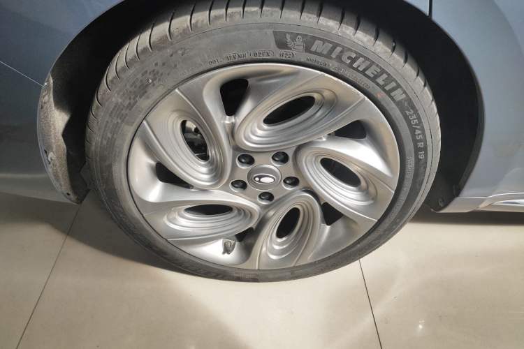 Used ORA Lightning Cat 2022 555 km Luxury Edition Right Rear Wheel Hub