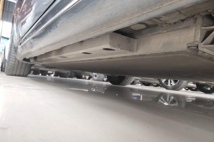 Used ORA Lightning Cat 2022 555 km Luxury Edition Right Side Sill