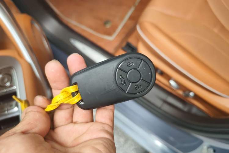 Used ORA Lightning Cat 2022 555 km Luxury Edition Vehicle Key