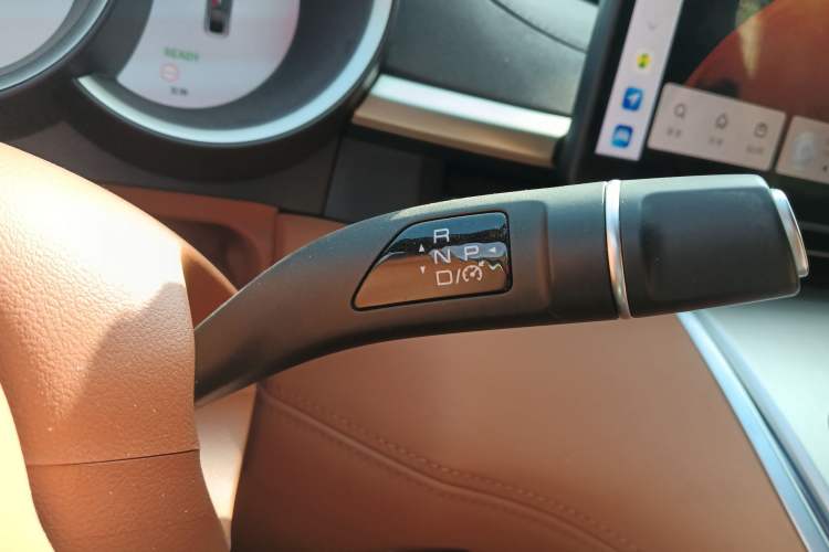 Used ORA Lightning Cat 2022 555 km Luxury Edition Gear Lever
