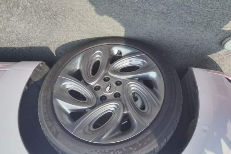 Used ORA Lightning Cat 2022 555 km Luxury Edition Left Front Wheel Hub