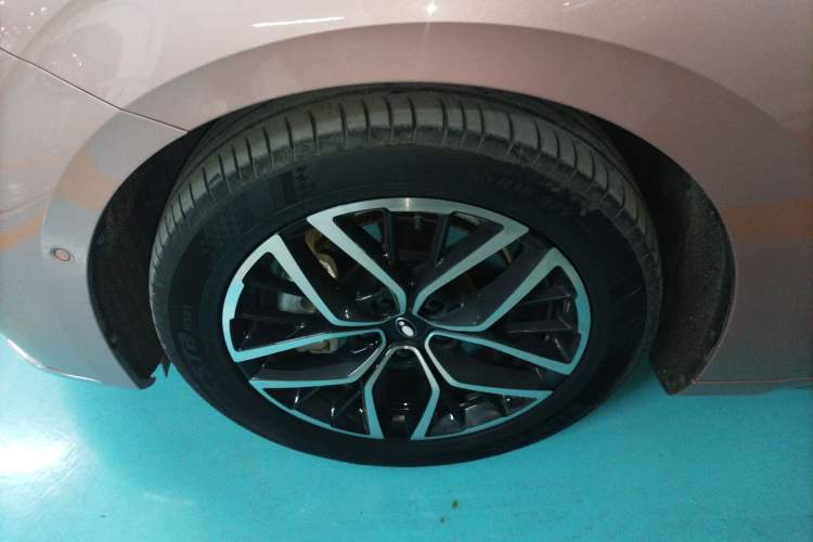 Used ORA Lightning Cat 2022 555 km Luxury Edition Left Front Wheel Hub