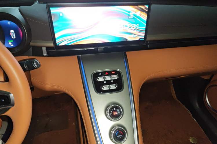 Used ORA Lightning Cat 2022 600 km All-Wheel Drive High-Performance Version Audio And AC Panel