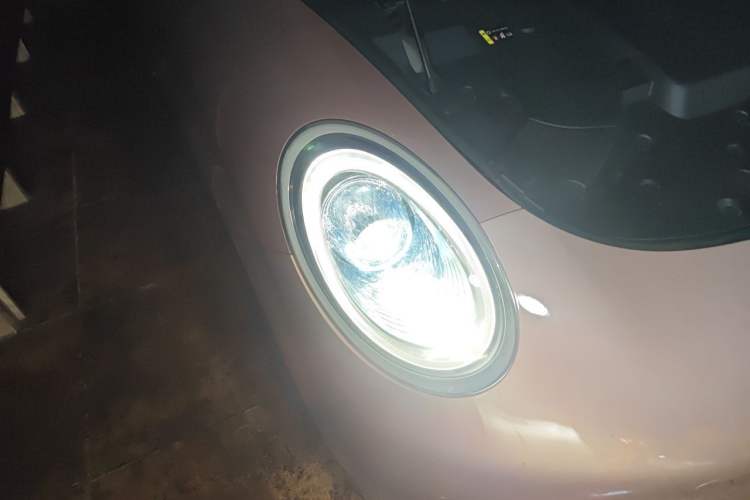 Used ORA Lightning Cat 2022 600 km All-Wheel Drive High-Performance Version Right Front Headlight