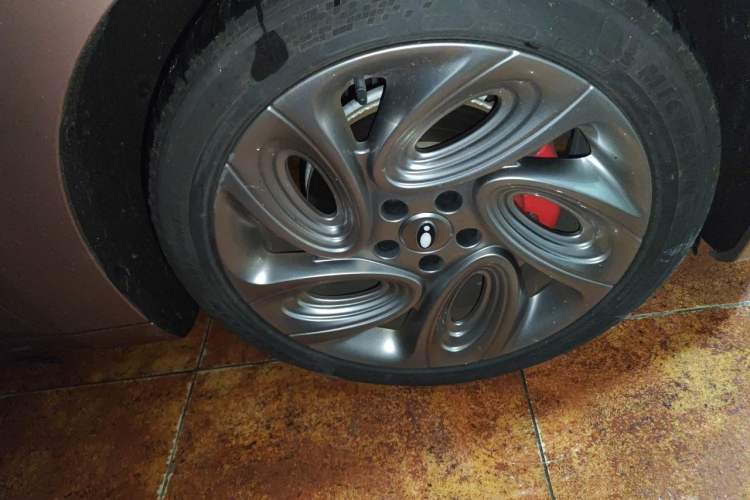 Used ORA Lightning Cat 2022 600 km All-Wheel Drive High-Performance Version Right Front Wheel Hub
