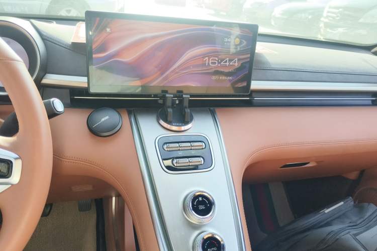 Used ORA Lightning Cat 2022 555 km Luxury Edition Audio And AC Panel