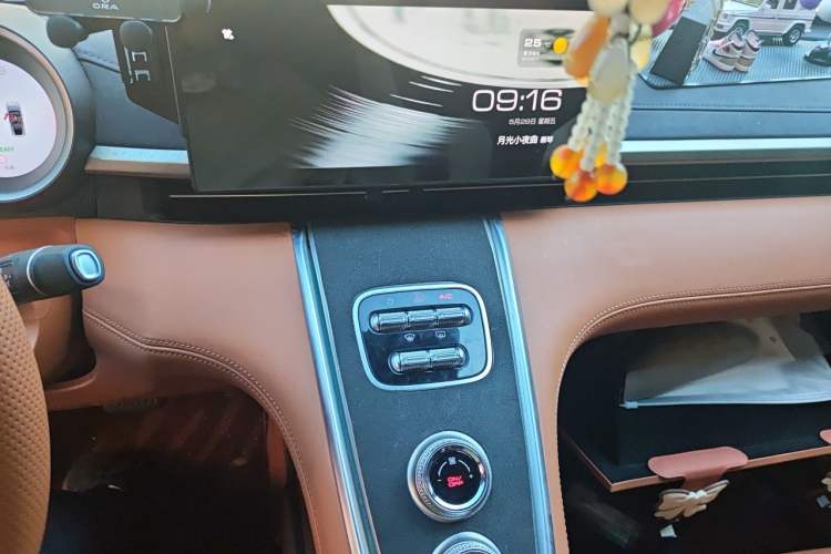 Used ORA Lightning Cat 2022 555 km Luxury Edition Audio And AC Panel