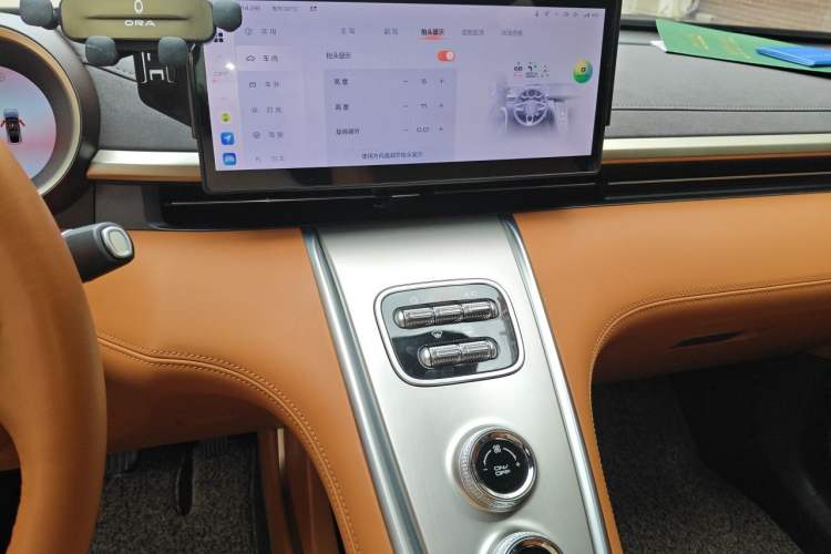 Used ORA Lightning Cat 2022 555 km Luxury Edition Audio And AC Panel