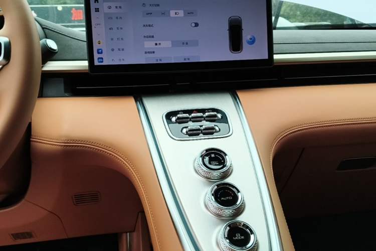 Used ORA Lightning Cat 2022 555 km Luxury Edition Audio And AC Panel