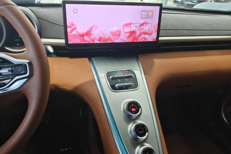 Used ORA Lightning Cat 2022 555 km Luxury Edition Audio And AC Panel