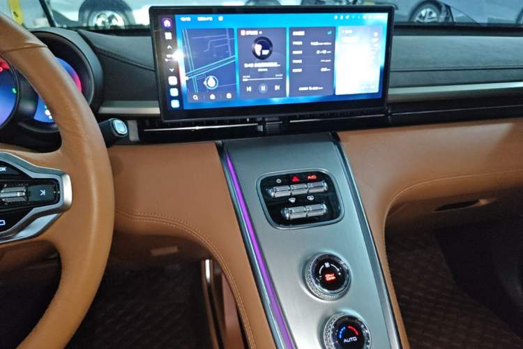 Used ORA Lightning Cat 2022 555 km Luxury Edition Audio And AC Panel