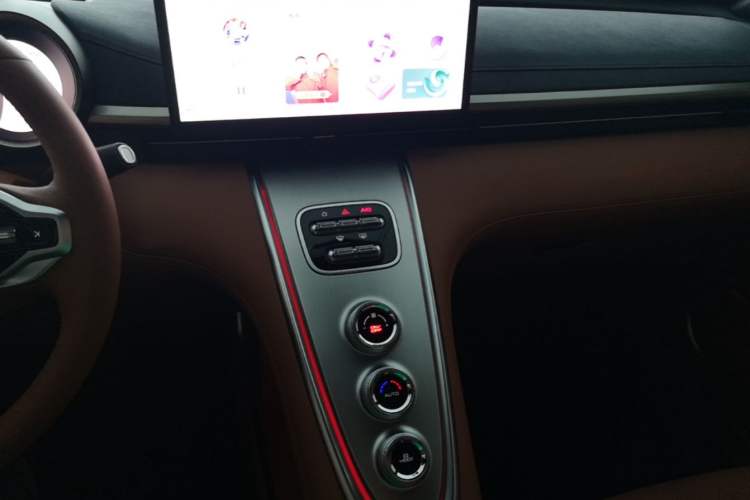 Used ORA Lightning Cat 2022 555 km Luxury Edition Audio And AC Panel