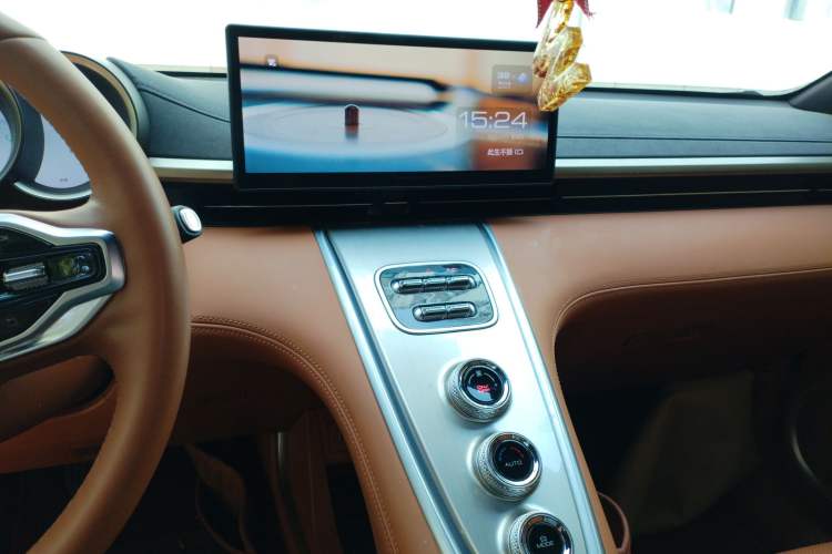 Used ORA Lightning Cat 2022 555 km Luxury Edition Audio And AC Panel