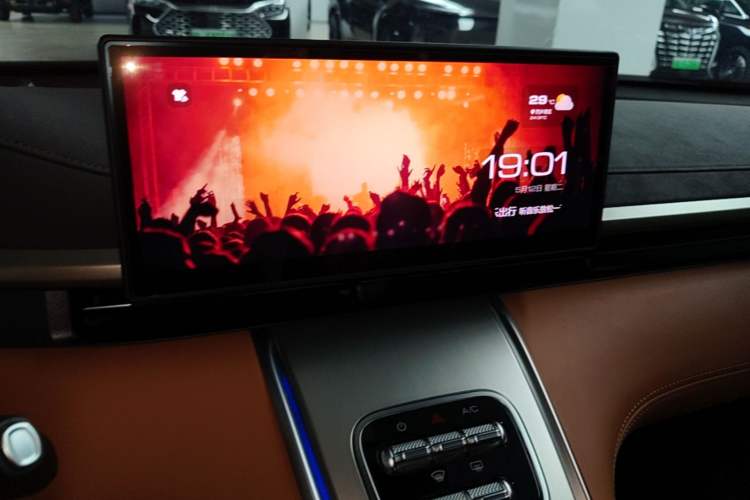 Used ORA Lightning Cat 2022 555 km Luxury Edition Audio And AC Panel