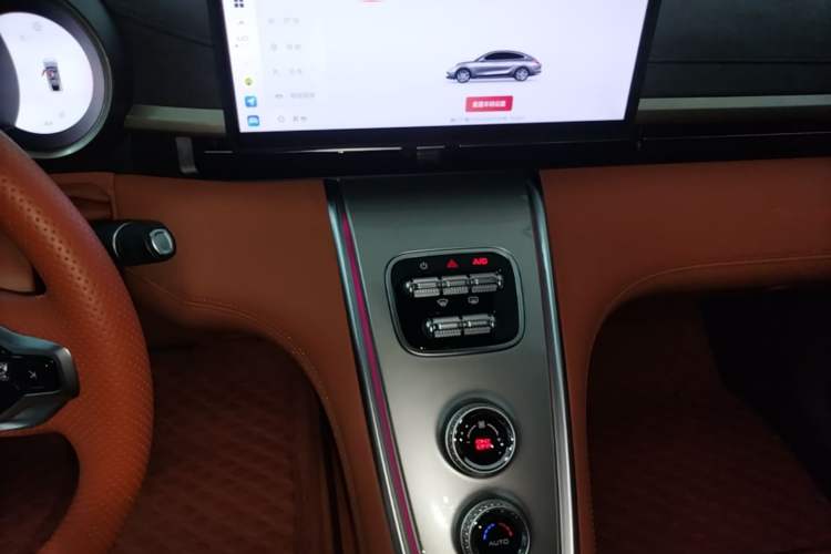 Used ORA Lightning Cat 2022 555 km Luxury Edition Audio And AC Panel