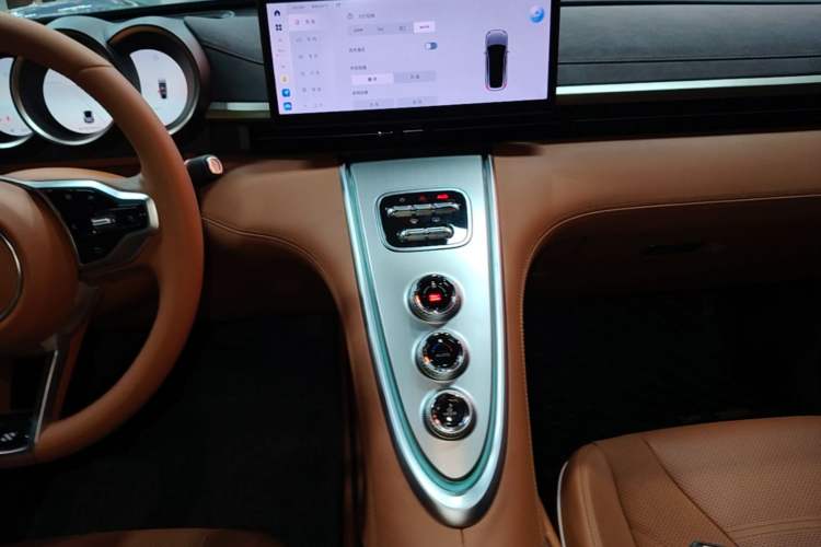Used ORA Lightning Cat 2022 555 km Luxury Edition Audio And AC Panel