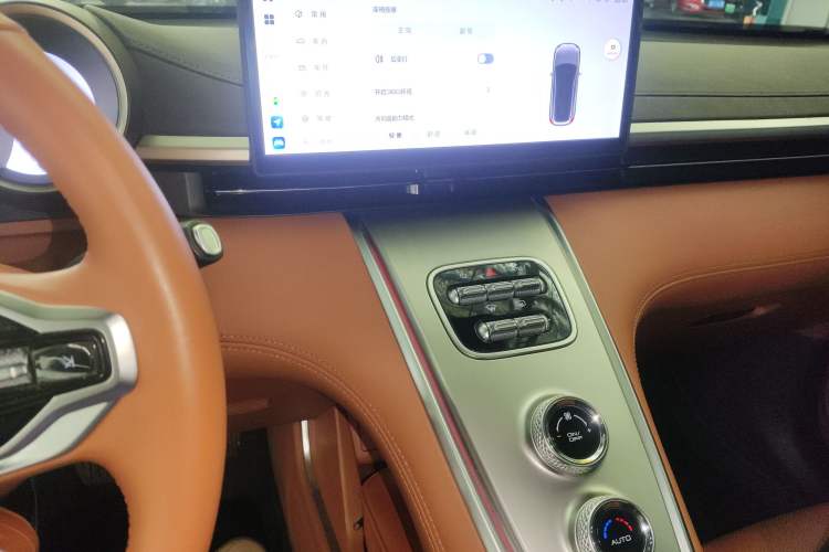 Used ORA Lightning Cat 2022 600 km All-Wheel Drive High-Performance Version Audio And AC Panel