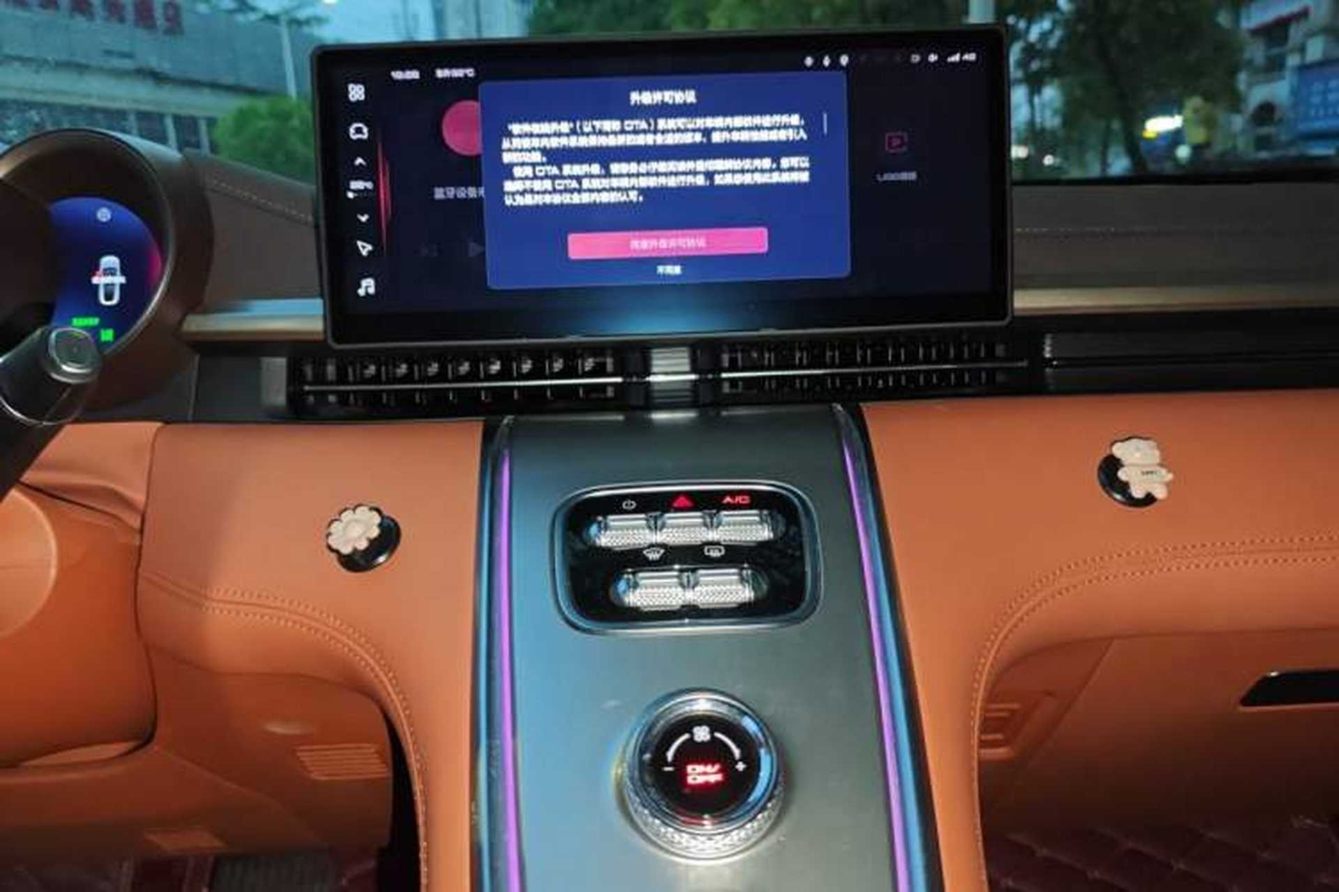 Used ORA Lightning Cat 2022 555 km Luxury Edition Audio And AC Panel