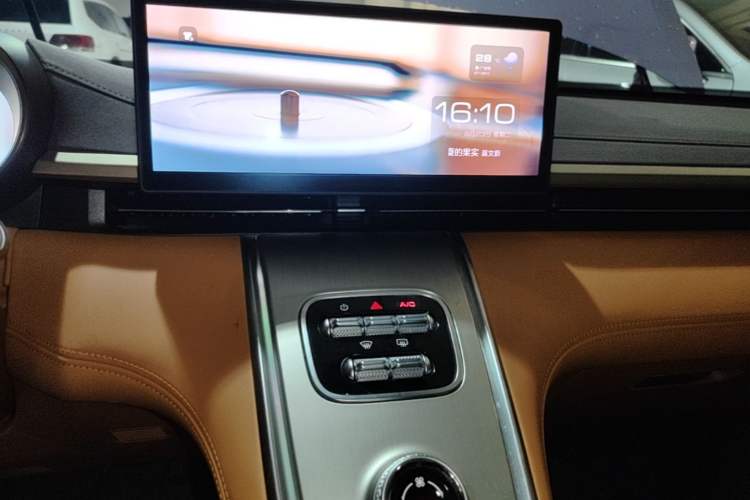 Used ORA Lightning Cat 2022 555 km Luxury Edition Audio And AC Panel