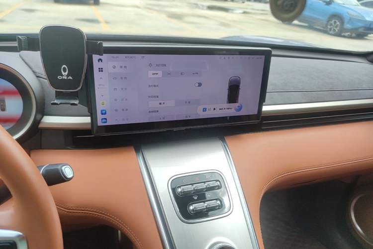 Used ORA Lightning Cat 2022 555 km Luxury Edition Audio And AC Panel