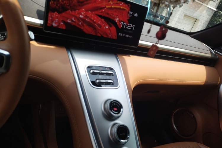 Used ORA Lightning Cat 2022 555 km Luxury Edition Audio And AC Panel