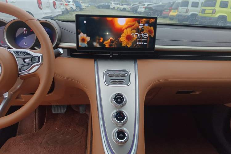 Used ORA Lightning Cat 2022 555 km Luxury Edition Audio And AC Panel