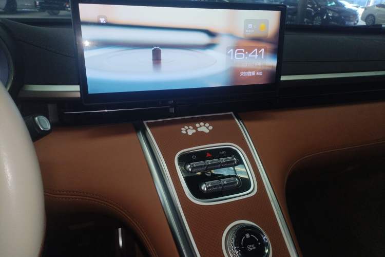 Used ORA Lightning Cat 2022 555 km Luxury Edition Audio And AC Panel