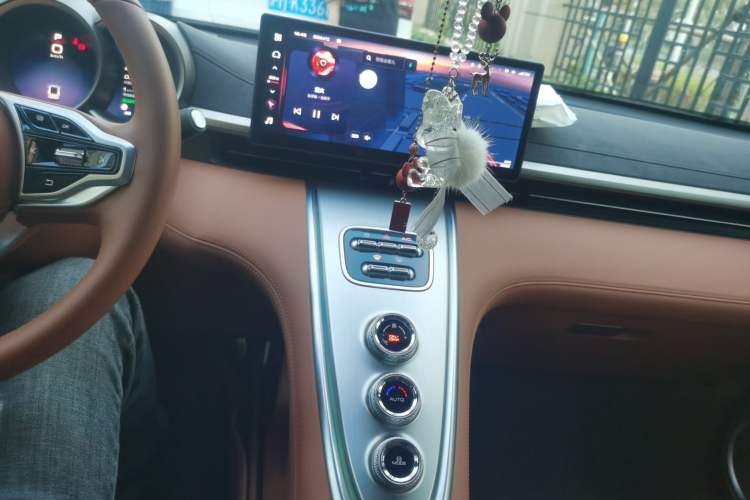 Used ORA Lightning Cat 2022 555 km Luxury Edition Audio And AC Panel